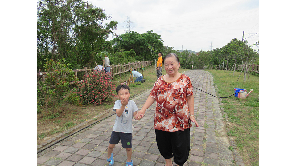 在地民眾經常來到公園散步，與電廠同仁互動親切熱絡。